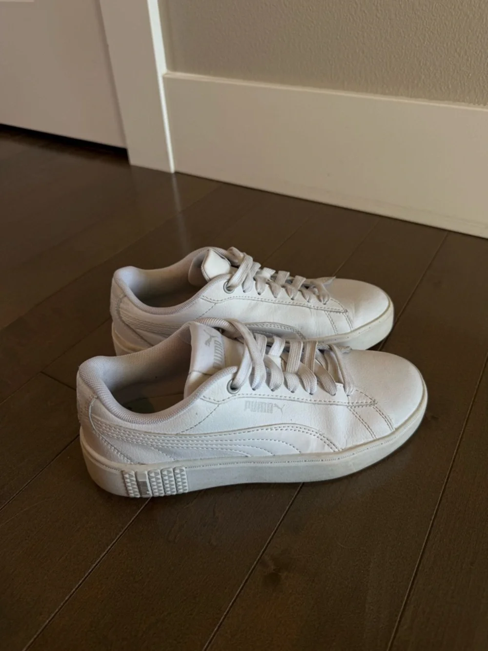 White puma sneakers